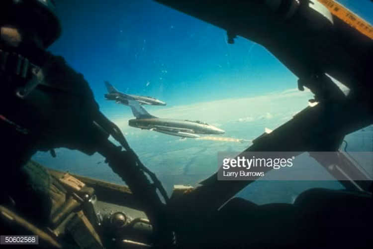 Trong ảnh, tiêm kích – bom F-100 Super Sabre của Mỹ thực hiện bắn tên lửa AGM-12 Bullpup trong một phi vụ không kích ở Việt Nam. Thực ra AGM-12 được phát triển ngay từ sau cuộc chiến tranh Triều Tiên 1953, biên chế từ năm 1959, nhưng mãi tới cuộc chiến tranh Việt Nam mới lần đầu tiên được sử dụng. Nguồn ảnh: GettyImage