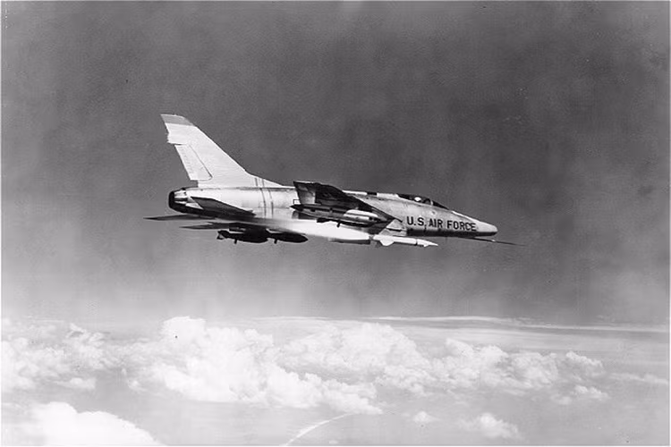 Sau khi phóng Bullpup, máy bay mang phóng phải duy trì đường bay ổn định để phi công nhìn thấy khói hiệu từ đuôi đạn và hướng đạn bay càng nhiều càng tốt. Điều này khiến cho lực lượng phòng không dưới mặt đất có thể dễ dàng phát hiện ra sự bất thường và triển khai biện pháp đánh trả máy bay mang phóng. Nguồn ảnh: Wikipedia