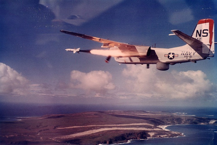 Vấn đề thứ 2 của AGM-12 Bullpup mà chính các phi công Mỹ phát hiện ra đó chính là hệ thống điều khiển quá sơ khai của nó. Bullpup trang bị hệ thống dẫn đường theo cơ chế kiểm soát đường ngắm thủ công (MCLOS) - phi công sẽ lái quả tên lửa bằng joystick với việc sử dụng kính ngắm bám theo dải khói từ đuôi đạn, lệnh điều khiển truyền bằng sóng vô tuyến. Thoạt nhiên, kiểu điều khiển này được cho là chính xác cao nhưng thực tế nó bộc lộ điểm yếu chết người… Nguồn ảnh: Dawg Shed