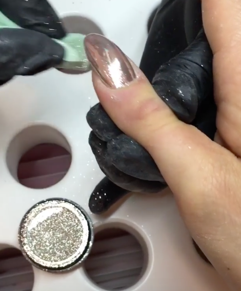 Thời gian gần đây, các mẫu móng tay Chrome dường như đang trở thành cho xu thế mới của làng Nail thế giới.