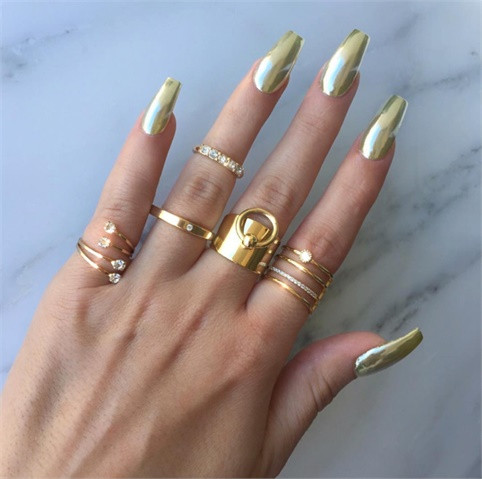 Đặc biệt là với các quý bà châu Á, khi trang sức bằng vàng rất được ưa chuộng. Hãy thử tưởng tượng mà xem, bạn sẽ thật quý phái khi mặc một chiếc váy màu đen với đôi tay đầy vàng phải không nào?