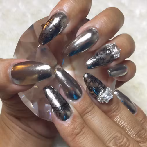 Đầu tiên bạn phải sơn màu rồi sơn bóng như bình thường. Sau đó, cần phải cực kỳ khéo léo sử dụng tấm bông gòn phủ lớp mạ chrome lên.