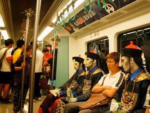 Hãy thử tưởng tượng, vào nửa đêm bạn đang đi đường bỗng nhiên bắt gặp hàng bầy cương thi như thế này xem? Ảnh: NBC news.