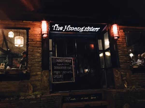 Sa Pa khi lên đèn cũng rất đẹp. Bạn có thể men theo những con phố quanh thị trấn để đi dạo. Đây cũng là lúc bạn có thể chọn cho mình và người thân những món quà lưu niệm như chiếc lắc tay, tấm chăn thổ cẩm… Bạn có thể ghé vào một quán bar, pub thưởng thức một ly cocktail hay một tách ca cao nóng để chờ đến giờ xe chạy, trở về Hà Nội. 