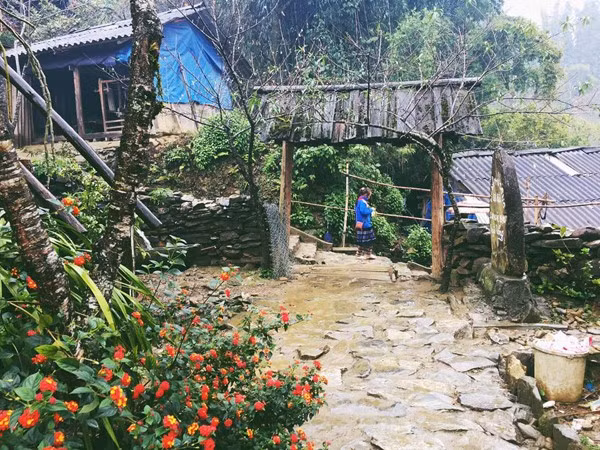 Quanh khu vực này có rất nhiều hàng quán. Bạn hãy chọn bất kỳ nơi nào để thưởng thức bữa sáng. Cái thú của đi du lịch tự túc là bạn được tự do ăn, chơi, ở bất cứ nơi đâu bạn muốn. Chính vì vậy, đừng quá nặng nề việc phải tìm hiểu chỗ ăn từ trước.