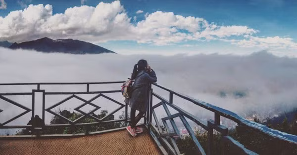 Bạn nên quay về sớm, vì khi nắng tắt, đường từ Ô Quy Hồ về thị trấn rất tối và nguy hiểm. Hơn nữa, hãy tận dụng tối đa thời gian, vì Sa Pa vẫn còn những địa danh tuyệt vời chờ bạn khám phá. Núi Hàm Rồng nằm phía sau nhà thờ đá Sa Pa, với tổng diện tích lên đến gần 150 ha. Từ đây bạn sẽ có cơ hội ngắm nhìn toàn cảnh Sa Pa hữu tình.