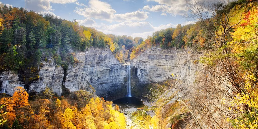 Mùa thu là thời điểm lý tưởng để ghé thăm Taughannock Falls State Park ở New York, Mỹ.