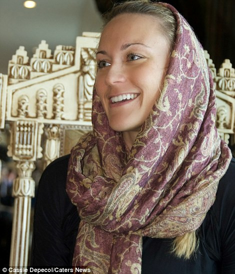 Theo ước tính, cô nàng tóc vàng này sẽ phải tiêu tốn khoảng 198.000 USD cho toàn bộ hành trình. Tuy nhiên, gánh nặng tài chính đã được giảm thiểu rất nhiều nhờ sự trợ giúp của các nhà hảo tâm.