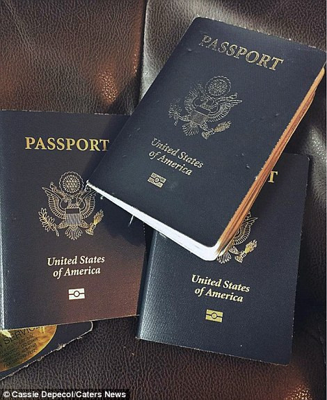 Trong suốt cuộc hành trình, Cassie đã phải sử dụng hết 3 quyển hộ chiếu dày đặc con dấu và visa.