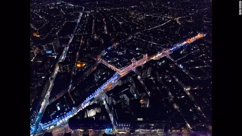 Các cửa hàng Harrods ở KnigtBright là một trong những điểm tham quan phổ biến nhất cho du khách khi tới London, nhưng hiếm khi người ta được ngắm nhìn nó ở góc độ này.