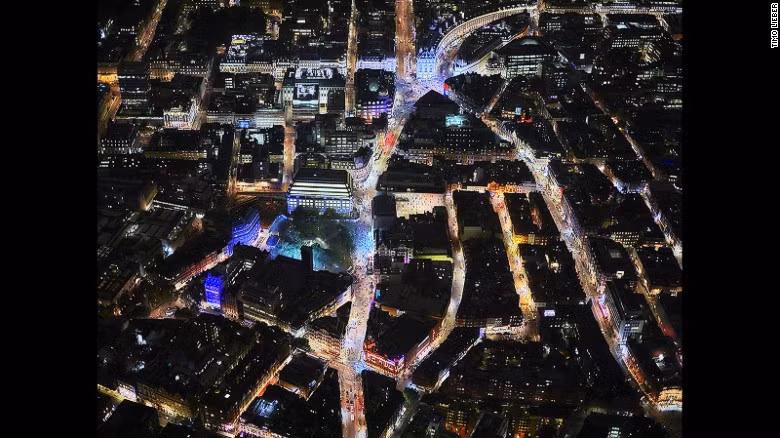 "Tôi hoàn toàn thích cuộc sống sôi động ở London," Lieber nói. Bức ảnh này chụp Coventry Street, với quảng trường Leicester ở bên trái, và Shaftesbury Avenue dẫn đến Piccadilly Circus.