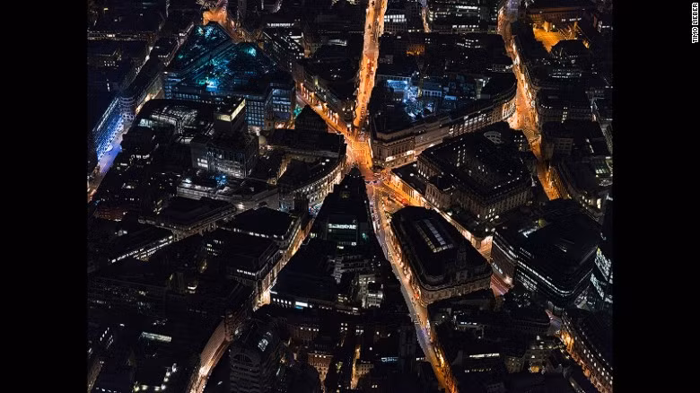 Bức ảnh chụp ngân hàng Anh và sở giao dịch Hoàng gia này khiến người xem phải ngỡ ngàng trước vẻ đẹp của London vào đêm.