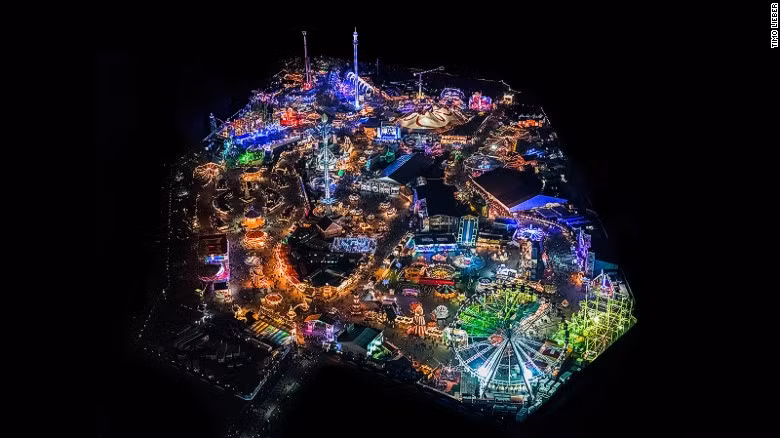 Bức ảnh chụp Hyde Park Winter Wonderland phát sáng rực rỡ trong đêm.