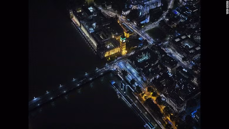 Sinh ra ở Đức nhưng sinh sống ở London, nhiếp ảnh gia Timo Lieber có sở thích đặc biệt khi chuyên chụp ảnh trên không vô cùng ấn tượng. Cùng xem những bức ảnh London vào đêm cực ấn tượng.