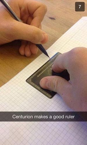 Một thành viên nhà giàu dùng chiếc thẻ vip của ngân hàng Mỹ để làm thước kẻ. Kiểu khoe của hợm hĩnh này khiến ai cũng bức xúc.