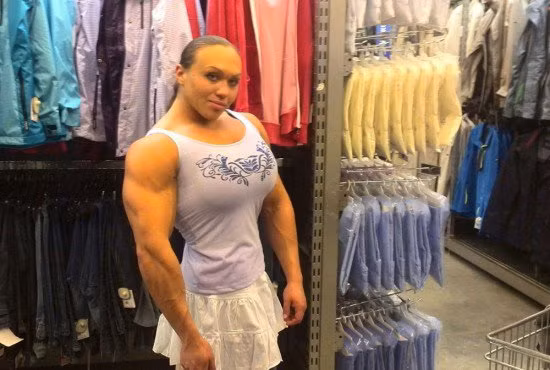 Natalia có chiều cao 168cm, cân nặng 92kg nhưng hầu hết đều là các bó cơ không chút mỡ thừa. Không chỉ thế, cô còn sở hữu bắp tay có chu vi 45cm, bắp đùi 72cm.