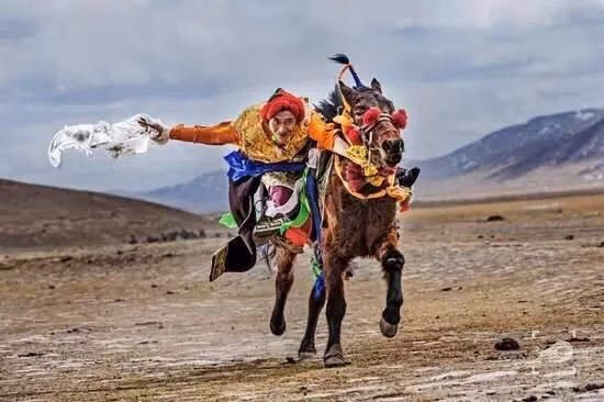 Tại Nagqu, vào mỗi tháng 8, du khách sẽ được thưởng lãm lễ hội đua ngựa vô cùng đặc biệt. Những người đàn ông Tây Tạng mặc trên mình bộ trang phục đặc sắc và phô diễn kỹ thuật đua ngựa điêu luyện trong tiếng hò reo của hàng nghìn người sẽ là ấn tượng khó phai trong hành trình của bạn.