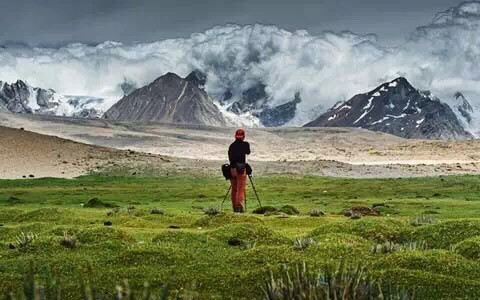 Tháng 7 là mùa thu hút khách du lịch nhiều nhất trong năm vì hầu hết các ngọn núi đều đã tan băng tuyết. Các chuyến phượt từ Tứ Xuyên đến Tây Tạng cũng nhiều hơn.