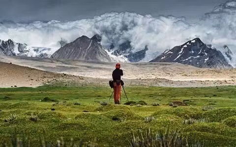 Tháng 7 là mùa thu hút khách du lịch nhiều nhất trong năm vì hầu hết các ngọn núi đều đã tan băng tuyết. Các chuyến phượt từ Tứ Xuyên đến Tây Tạng cũng nhiều hơn.