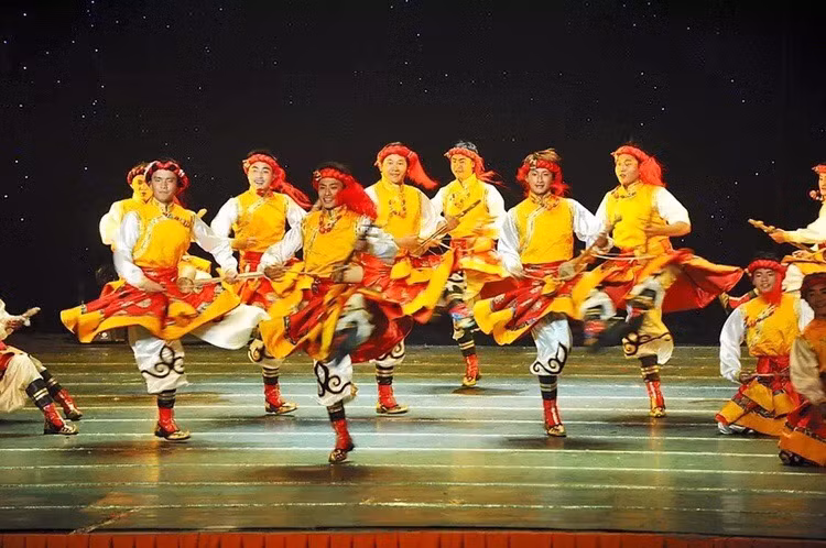 Tháng 10, bạn sẽ được đắm chìm trong tuần lễ văn hoá Kham với những điệu nhảy dân gian và tiếng đàn Hạc vốn là niềm tự hào phi vật thể của người dân Tây Tạng.