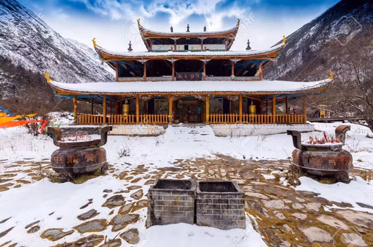 Tháng 12, ở Tây Tạng không có gì đặc biệt để chiều lòng du khách. Thời điểm này, cả Tây Tạng như ngập chìm trong băng tuyết lạnh giá. Nguồn ảnh: Sina.