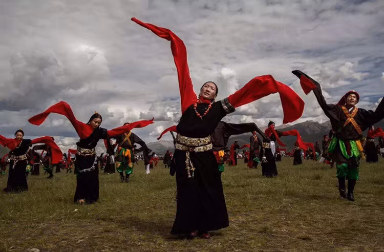 Tháng 6 là mùa lễ hội Tây Tạng. Mọi người dân đều đắm mình trong điệu múa dân gian và ca hát. Cả thảo nguyên bao la bát ngát dường như chuyển mình thành một bức tranh đầy sống động.