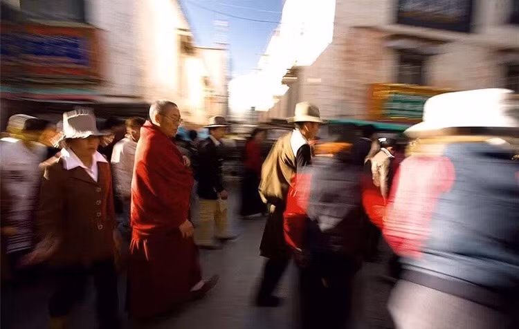 Tây Tạng là một mảnh đất đặc biệt. Nó càng trở nên đặc biệt hơn nữa qua từng tháng trong năm. Ở Tây Tạng, vào tháng Giêng, bạn sẽ có cơ hội được tắm trong ánh nắng chan hoà giữa bầu trời Lhasa lạnh lẽo.