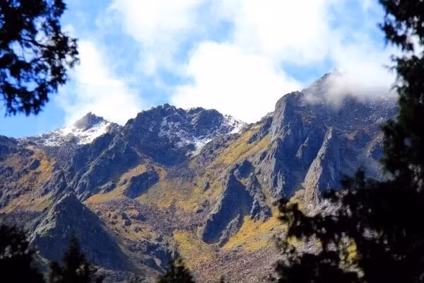 Tháng 5, bạn sẽ được trải nghiệm một sức sống mới ở Tây Tạng do những làn gió của Ấn Độ Dương mang qua. Bạn chắc chắn sẽ không khỏi phấn chấn khi chứng kiến cả rừng cây xanh đung đưa theo gió xào xạc...