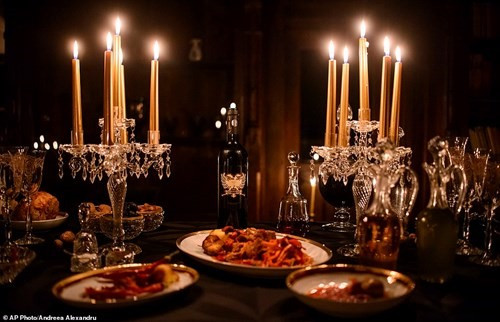 Hai vị khách khi qua đêm tại lâu đài sẽ được dùng bữa dưới ánh nên với gà – giống một bữa tối được mô tả trong tiểu thuyết. Ngoài ra, du khách không được mang theo tỏi hoặc đeo trang sức bạc bởi những thứ này có thể xua đuổi ma cà rồng.