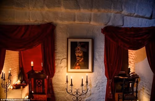 Cụ thể, đúng đêm Halloween 31/10 tới, lâu đài Bran sẽ mở cửa đón 2 vị khách qua đêm. Kể từ năm 1948, đây là lần đầu tiên có người ngủ qua đêm trong lâu đài. Trước đó, vào thế kỉ 15, lâu đài này từng gắn liền với Hoàng tử Vlad Tepes, người trị vì Vallachia, một phần của Rumani ngày nay và cũng là nhân vật gợi cảm hứng cho nhà văn Stoker xây dựng nên hình ảnh ma cà rồng Dracula.