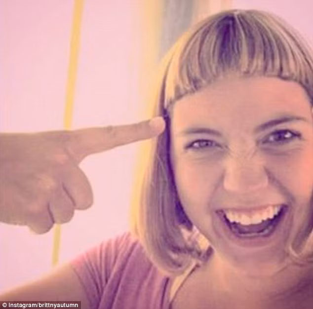 Cô nàng này tự nghĩ mình rất khéo tay và đã thể hiện tài năng của mình bằng cách tự tỉa mái. Thế nhưng, giờ đây mái tóc của cô khá kinh khủng khi phá vỡ mọi quan niệm thẩm mỹ của làng tóc thế giới.