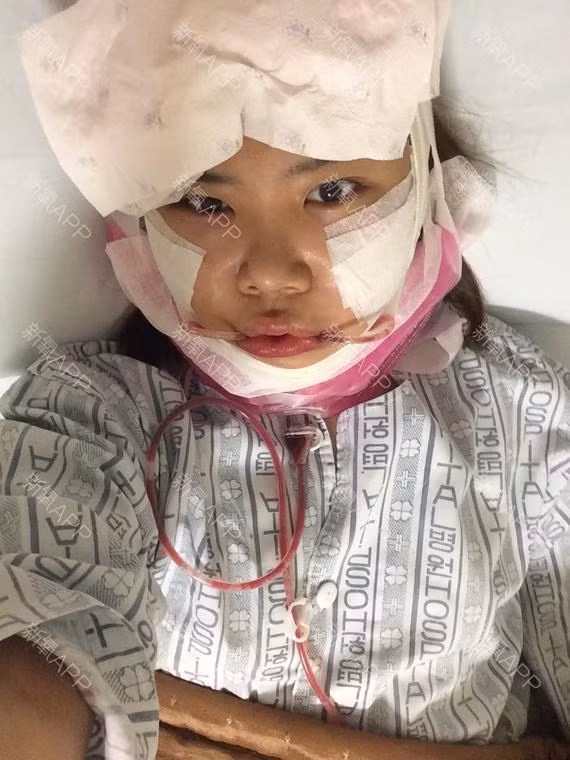 Được biết, cô nàng vốn không phải là xấu xí với đôi mắt to tròn và chiếc mũi khá thẳng.