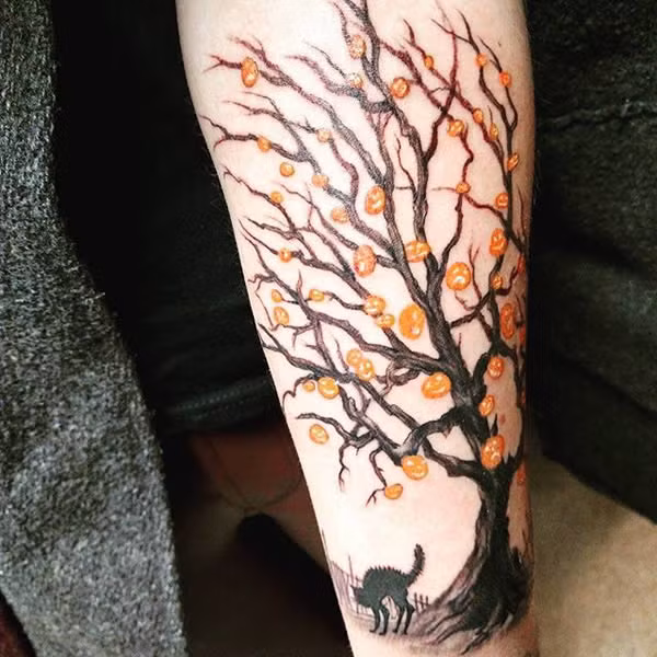 Những quả bí ngô với khuôn mặt đầy nét ma quái, đau khổ trên thân cây khô cằn và chú mèo đen xù lông giận dữ.