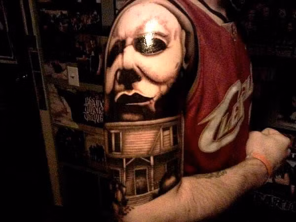 Mẫu tattoo Halloween dựa trên một bộ phim kinh dị cổ điển.