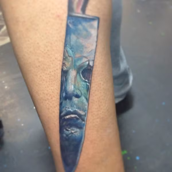 Một trong những mẫu tattoo ăn khách nhất mùa Halloween là khuôn mặt của Michael Audrey Myers, hay còn có biệt danh là Sát nhân đêm Halloween, Ông kẹ miền Trung-Tây và The Shape, là một nhân vật hư cấu đồng thời cũng là nhân vật phản diện chính trong loạt phim kinh dị Halloween.