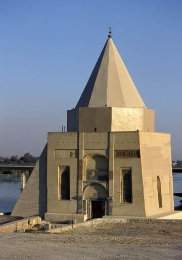 Mashad Yahya Abul Kassem nổi tiếng với mái vòm hình chóp. Là một trong những nghệ thuật kiến trúc tiêu biểu của Iraq. Ảnh: Tripsadvisor.