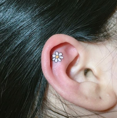 Bông hoa trên vành tai.