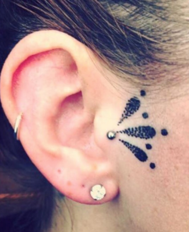 Các hình tattoo ở tai còn là sự kết hợp tuyệt vời với các phụ kiện, trang sức...