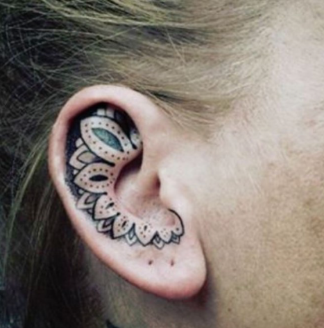 Các hoa văn sặc sỡ là sự lựa chọn của rất nhiều các bạn trẻ.