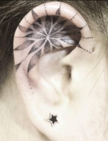 Nhiều bạn trẻ cho rằng, hình xăm ở tai sẽ dễ dàng thu hút được sự chú ý của người đối diện hơn là những bộ phận khác.