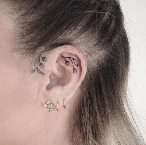 Thời gian gần đây, xu hướng xăm tai bùng nổ ở châu Âu. Những mẫu tattoo ở vành tai, mang tai đang tràn ngập khắp các mạng xã hội như Instagram, Facebook, Twitter...