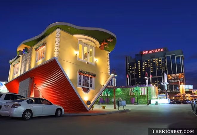 Upside down House - nhà lộn ngược - ở Canada được xây dựng với mục đích thu hút khách du lịch, và là điểm dừng chân cho những người đến tham thác Niagara.