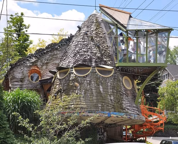 Mushroom house - nhà nấm - ở Mỹ do giáo sư - kiến trúc sư Terry Brown và 35 sinh viên của khoa Kiến trúc, Đại học Cincinnati lên ý tưởng thực hiện. Ngôi nhà giống hệt cây nấm khổng lồ này làm từ gỗ. Chỉ có một phòng ngủ nhưng nhà phải mất tới 14 năm mới hoàn thành