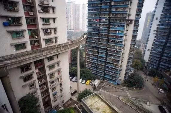 Để giải quyết tình trạng trên, hệ thống đường tàu cao tốc trên cao là một phần không thể thiếu. Thành phố có đường tàu độc đáo này được xây dựng theo hình thức đa cấp.