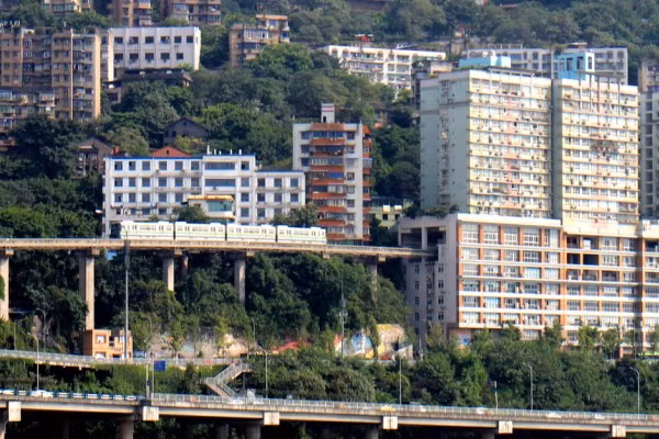 Với mật độ dân số đông và quỹ đất lại ngày càng bị thu hẹpm, đường tàu ở Trùng Khánh được thiết kế đâm xuyên qua các chung cư, nhà cao tầng.