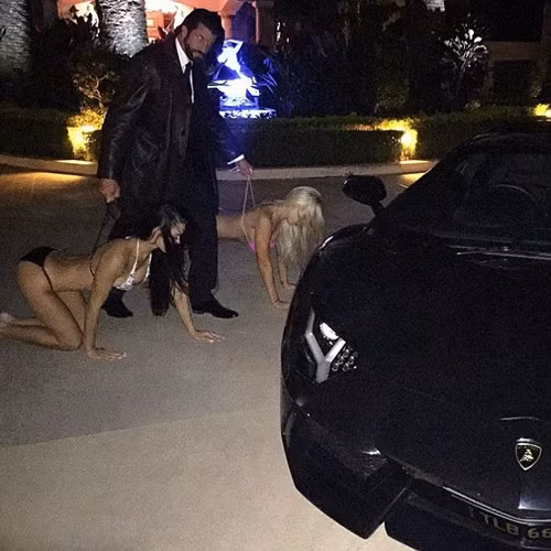 Travers Beynon, ông trùm thuốc lá ở Úc mới đây đã đăng tải những hình ảnh về một đại gia ăn chơi sa đoạ phản cảm.