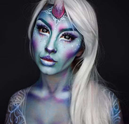 Kỳ Lân là một sinh vật thần thoại, với hình dáng phổ biến được biết đến như là con ngựa trắng có một sừng trên trán hoặc có thể có 2 cánh. Cô nàng với tạo hình kỳ lân này đã tạo nên một phiên bản đỉnh cao của nghệ thuật hoá trang.