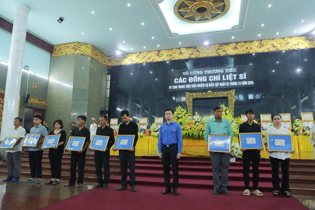 Lễ viếng, truy tặng Huân chương Bảo vệ Tổ quốc cho 12 liệt sĩ - Hình 3 Le vieng, truy tang Huan chuong Bao ve To quoc cho 12 liet si-Hinh-3