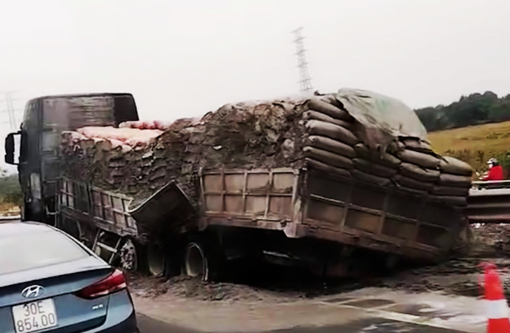 O to dau keo bat ngo chay tren cao toc Phap Van - Cau Gie