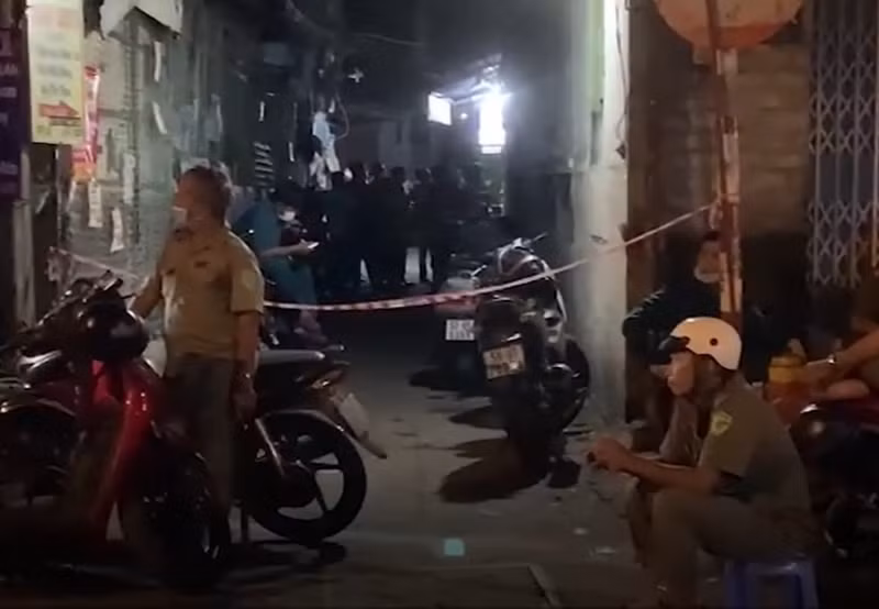 Theo hồ sơ vụ án, khoảng 21h20 ngày 11/9/2022, bà T.Y.N (SN 1968, HKTT: quận 5, TP HCM) về đến căn nhà trọ, mở cửa ra thì tá hỏa phát hiện con trai mình là Lê Phú T (SN 1998, ngụ quận 8) gục chết dưới sàn nhà, trên người có nhiều vết đâm. Nghi ngờ con mình bị sát hại nên bà N. vội trình báo công an. Qua khám nghiệm hiện trường, công an thu được 1 con dao kim loại, cán nhựa màu đen dài 22cm còn dính máu. (Khu vực nơi xảy ra vụ án) 